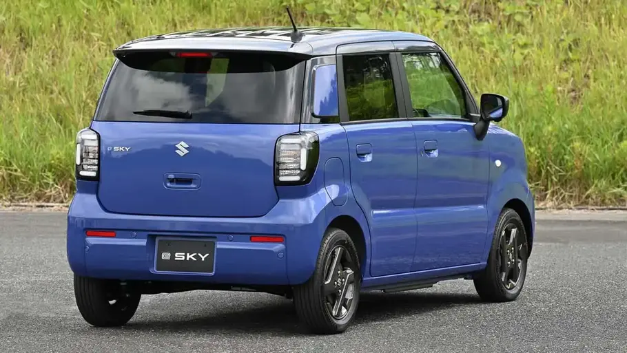 Suzuki e Sky Der Suzuki e Sky statisch von schräg hinten rechts.