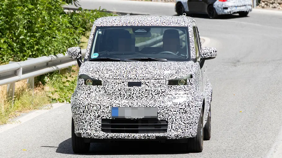 Suzuki e Sky Erlkönig Der Erlkönig des Suzuki Elektro-Kei-Car fahrend von vorne.