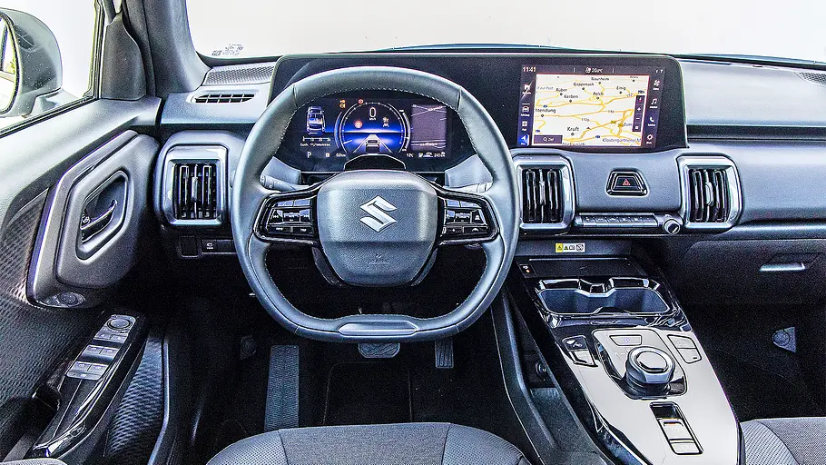 Suzuki e Vitara Blick auf die Armaturen im Innenraum des Suzuki e Vitara.