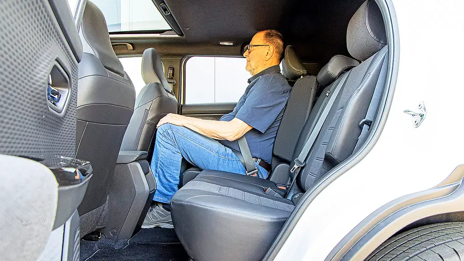 Suzuki e Vitara Blick auf die Fondsitze im Innenraum des Suzuki e Vitara.