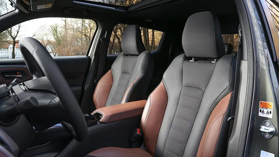 Die vorderen Sitze des Suzuki e Vitara.