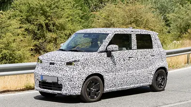 Der Erlkönig des Suzuki Elektro-Kei-Car fahrend von schräg vorne links. - Foto: SH Proshots Der Erlkönig des Suzuki Elektro-Kei-Car fahrend von schräg vorne links. - Foto: SH Proshots