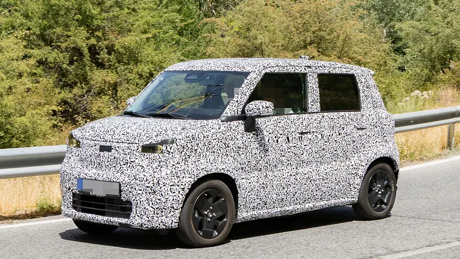 Suzuki Elektro-Kei-Car Der Erlkönig des Suzuki Elektro-Kei-Car fahrend von schräg vorne links.