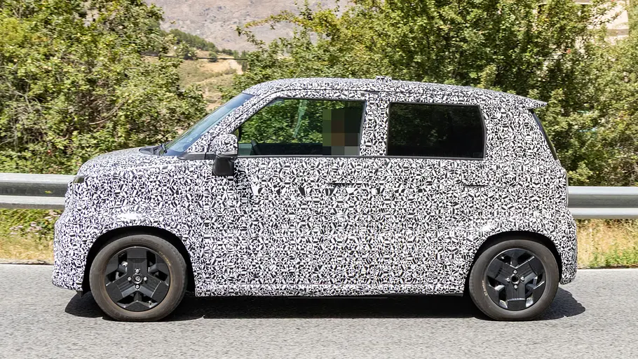 Suzuki Elektro-Kei-Car Der Erlkönig des Suzuki Elektro-Kei-Car fahrend von der Seite links.