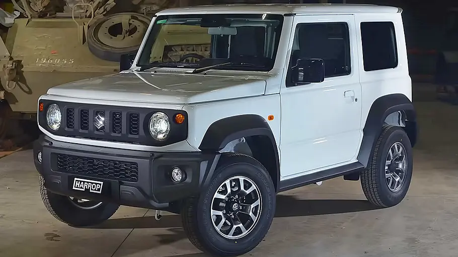 Suzuki Jimny von Harrop Der Suzuki Jimny von Harrop stehend von schräg vorne.