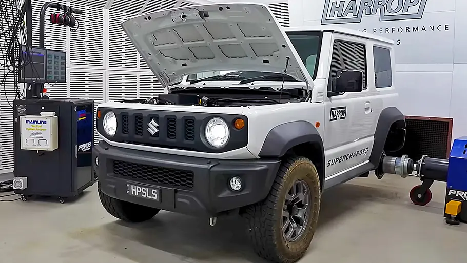 Suzuki Jimny von Harrop Der Suzuki Jimny von Harrop stehend auf dem Leistungsprüfstand.