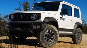 Der Suzuki Jimny von Harrop stehend von schräg vorne. - Foto: Youtube/Harrop