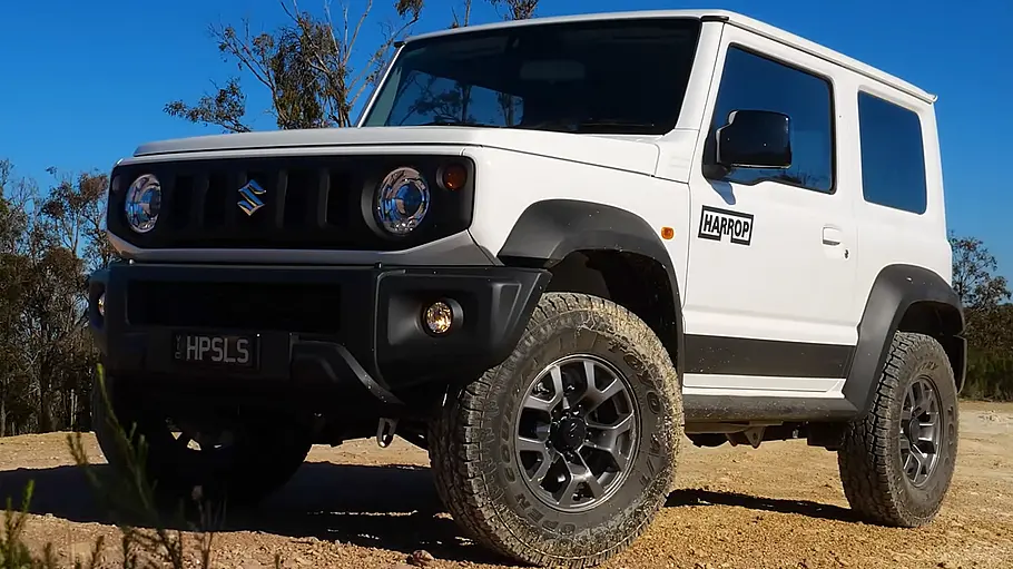 Suzuki Jimny von Harrop Der Suzuki Jimny von Harrop stehend von schräg vorne.