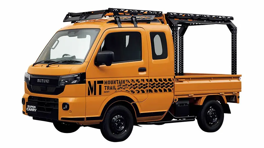 Der Suzuki Super Carry X-Limited statisch von schräg vorne links vor weißem Hintergrund.