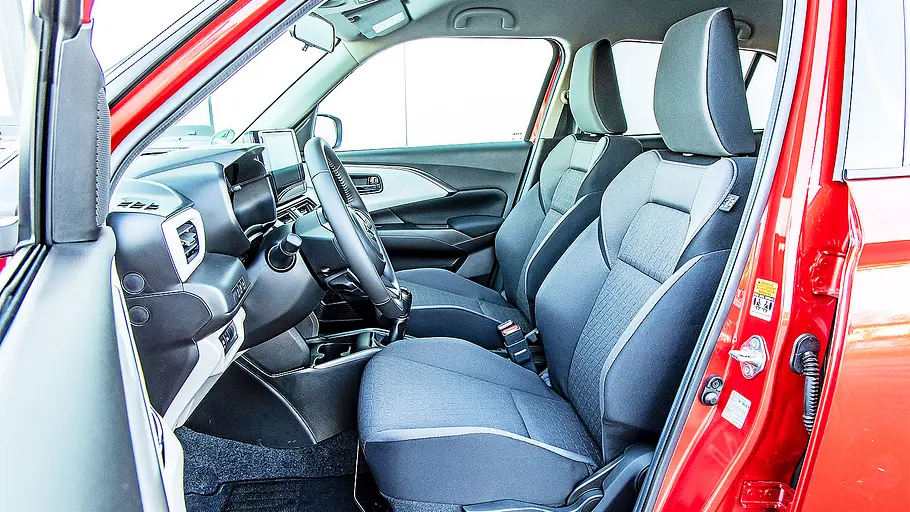 Blick auf die Vordersitze im Innenraum des Suzuki Swift.