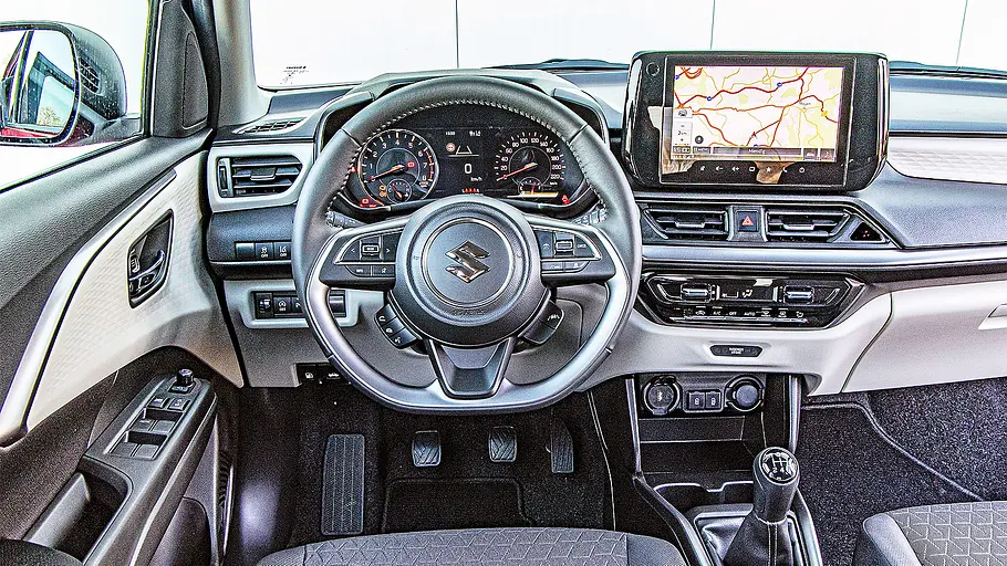 Blick auf die Armaturen im Innenraum des Suzuki Swift.