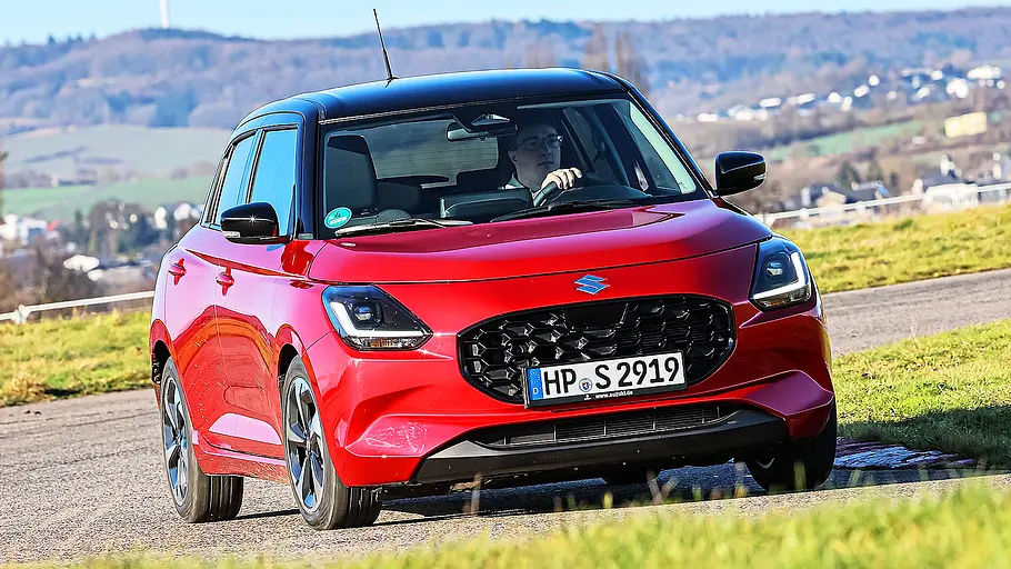 Blick von vorne auf den fahrenden Suzuki Swift.
