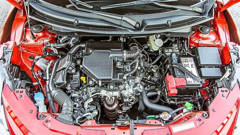 Blick in den Motorraum des Suzuki Swift.