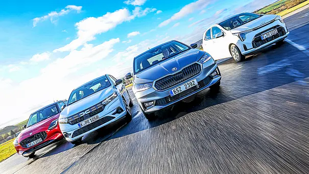 Blick von vorne auf die vier Kleinwagen Suzuki Swift, Dacia Sandero, Skoda Fabia und Kia Picanto, die in Formation nebeneinander her fahren. - Foto: Daniela Loof Blick von vorne auf die vier Kleinwagen Suzuki Swift, Dacia Sandero, Skoda Fabia und Kia Picanto, die in Formation nebeneinander her fahren. - Foto: Daniela Loof