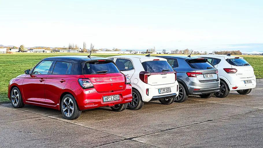 Blick von schräg hinten auf die vier Kleinwagen Suzuki Swift, Kia Picanto, Skoda Fabia und Dacia Sandero.