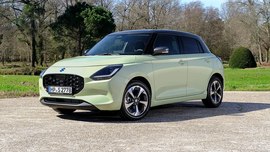 Suzuki Swift Leasing Der Suzuki Swift statisch von schräg vorne links.