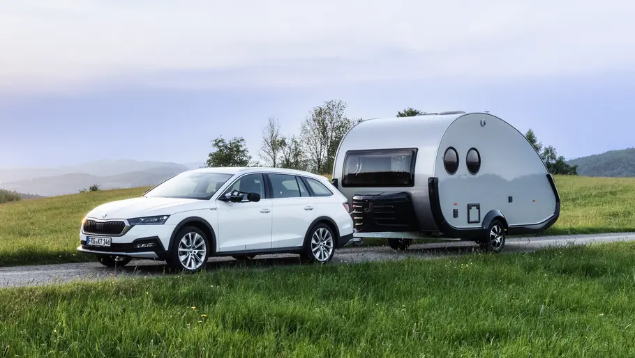 Der Tab 400 statisch von schräg vorne links im Zugbetrieb. Der Wohnwagen wird von einem Skoda Octavia gezogen.