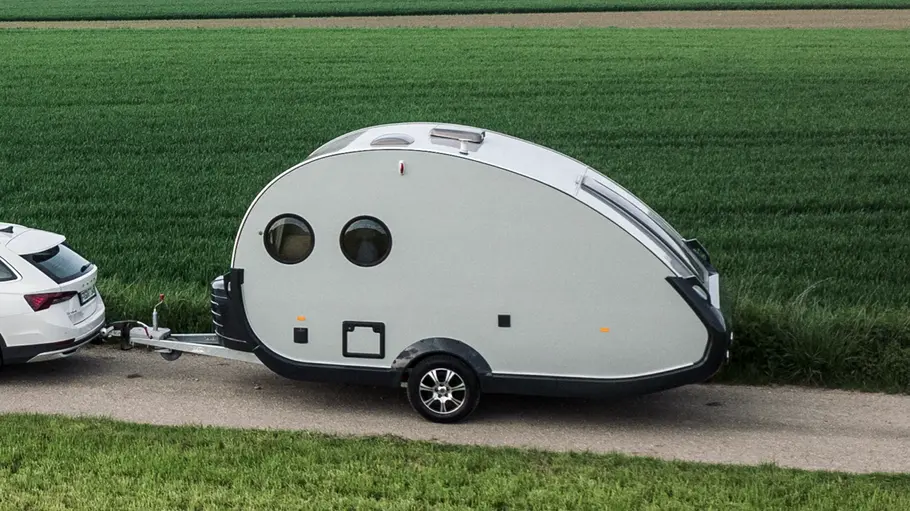Der Tab 400 statisch von schräg hinten rechts im Zugbetrieb. Der Wohnwagen wird von einem Skoda Octavia gezogen.