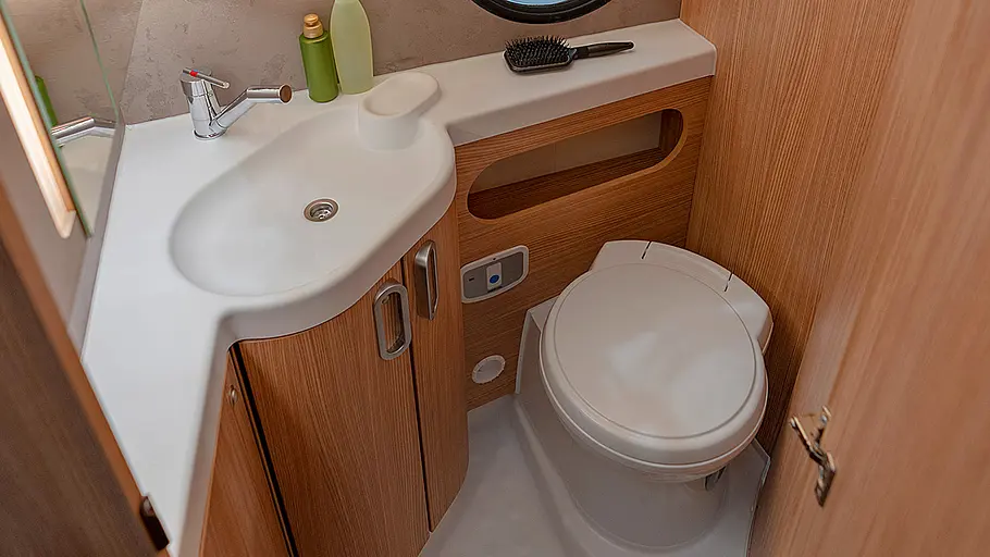 Ansicht des Badezimmers im Tab 400 aus Richtung der Türe.