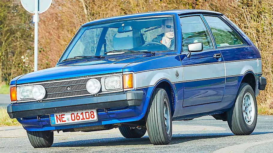 Der Talbot Sunbeam Lotus fahrend von schräg vorne fotografiert.