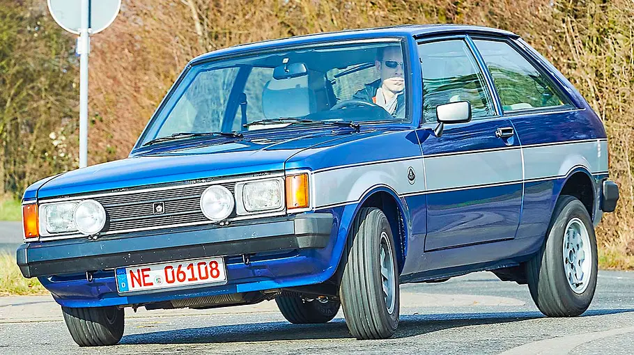 Der Talbot Sunbeam Lotus fahrend von schräg vorne fotografiert.