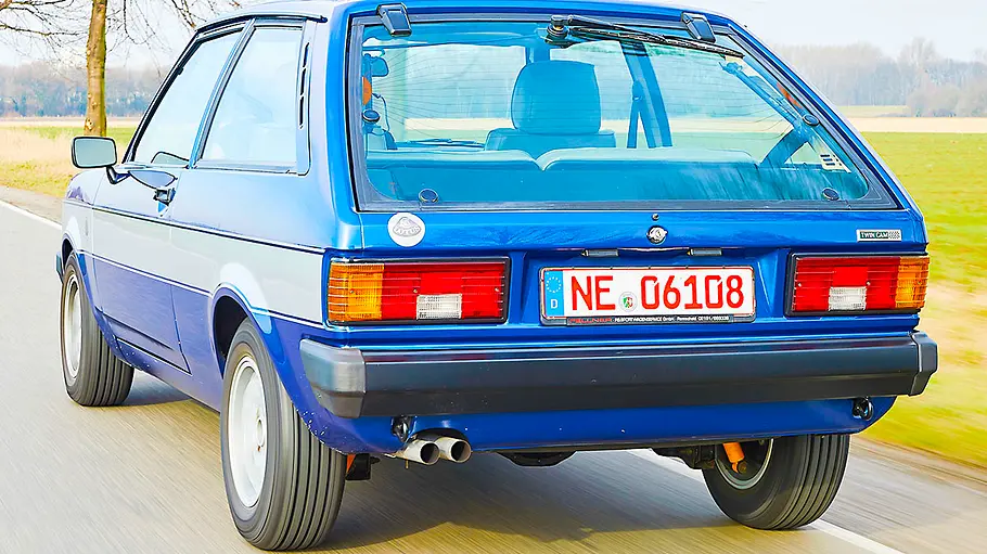 Der Talbot Sunbeam Lotus fahrend von schräg hinten fotografiert.