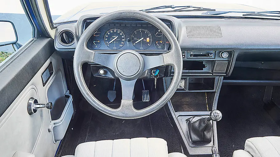 Das Cockpit des Talbot Sunbeam Lotus.