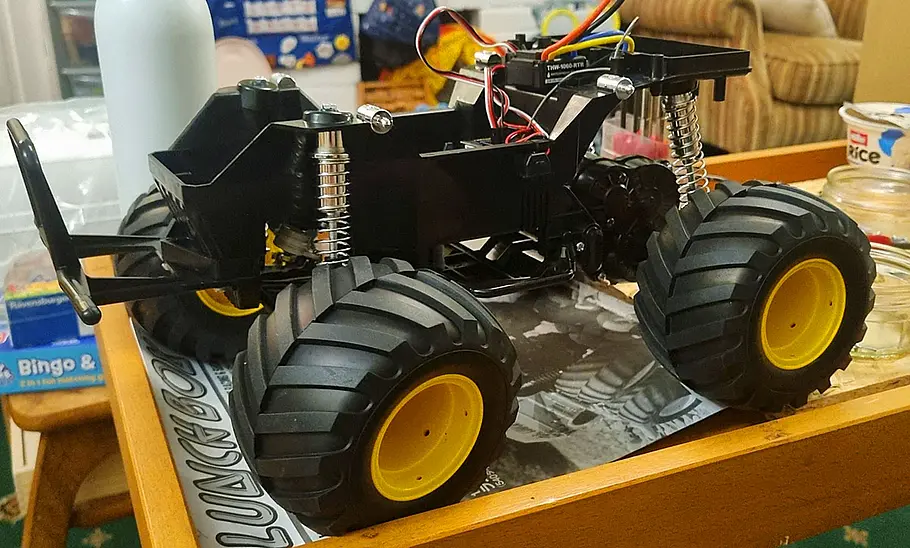 Das Bild zeigt das fertig aufgebaute Chassis des Tamiya Lunch Box ohne Karosserie.