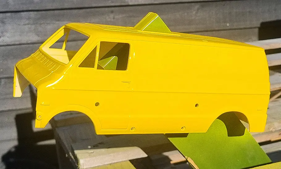 Das Bild zeigt die Karosserie des Tamiya Lunch Box während der Lackierung.
