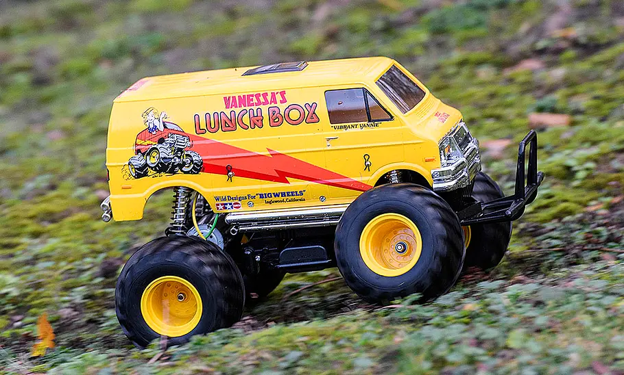 Das Bild zeigt den Tamiya Lunch Box fahrend von der Seite rechts fotografiert.