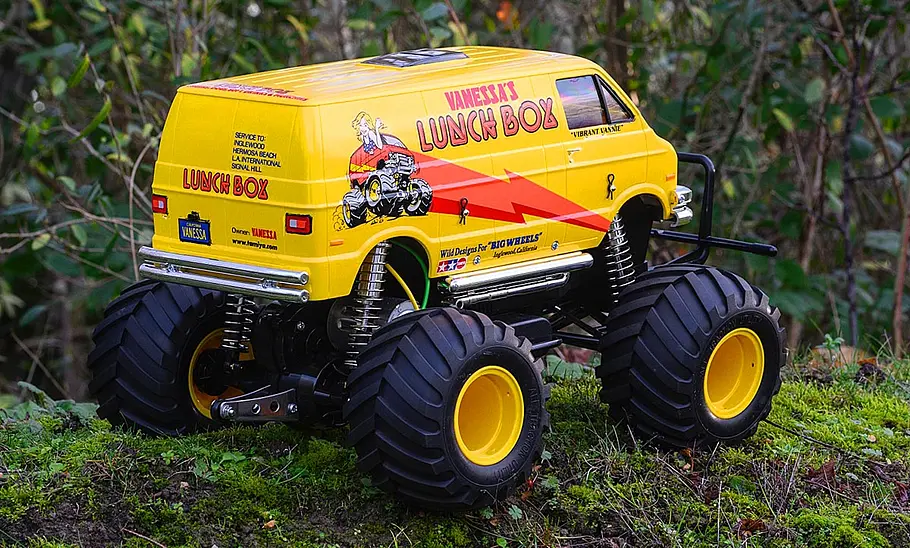 Das Bild zeigt den Tamiya Lunch Box stehen von schräg hinten rechts fotografiert.