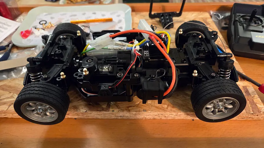 Der Aufbau des Tamiya Mini MB-01 im Test. Aufbau des Chassis..