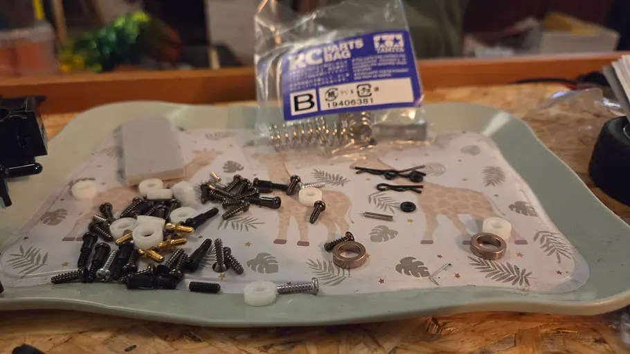 Der Aufbau des Tamiya Mini MB-01 im Test. Schrauben in einer Schale vorsortiert.
