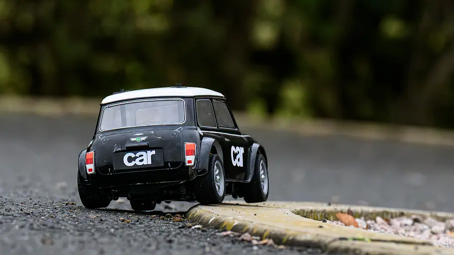 Der Tamiya Mini MB-01 im Test fahrend von schräg hinten rechts.
