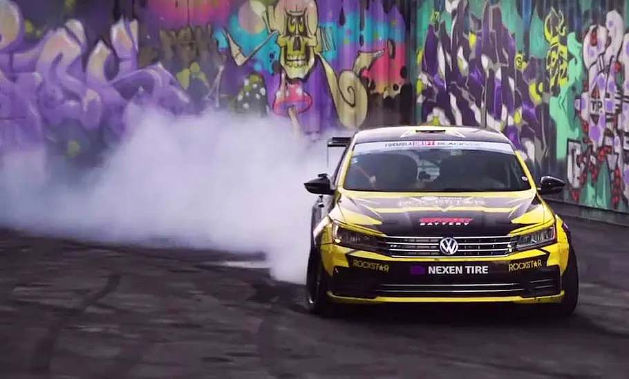 VW Passat von Tanner Foust Der VW Passat von Tanner Foust fahrend von vorne.