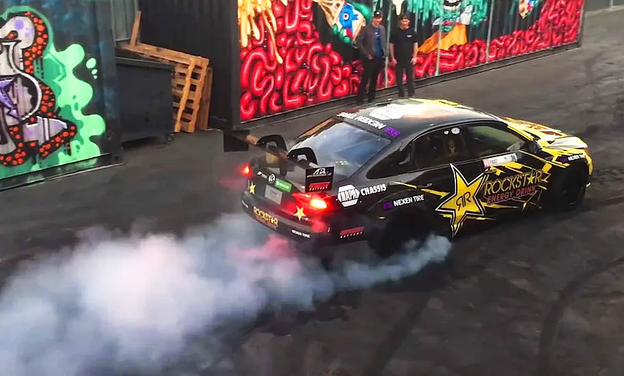 VW Passat von Tanner Foust Der VW Passat von Tanner Foust fahrend von hinten.