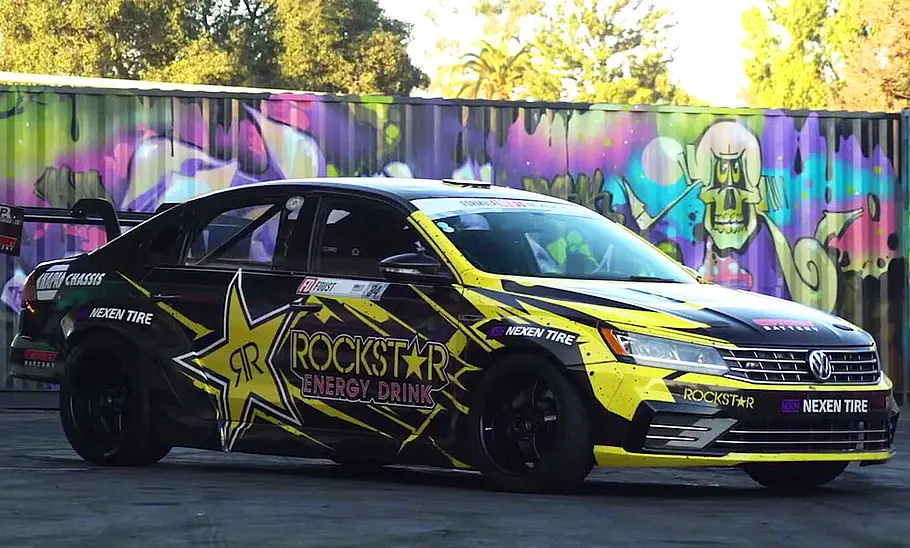 VW Passat von Tanner Foust Der VW Passat von Tanner Foust stehend von schräg vorne.