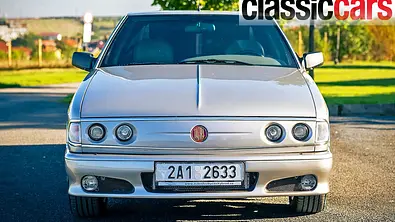 Der Tatra T700 (1996) stehend von vorne - Foto: Retro Garaz