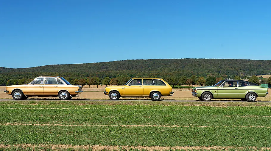 VW K70, Opel Ascona und Ford Taunus stehend seitlich