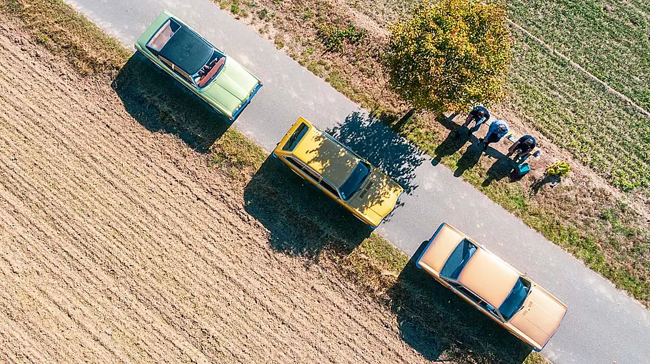 Ford Taunus, Opel Ascona und VW K70 stehend von oben