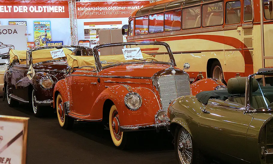 Blick von schräg vorne auf den Mercedes 220 S.