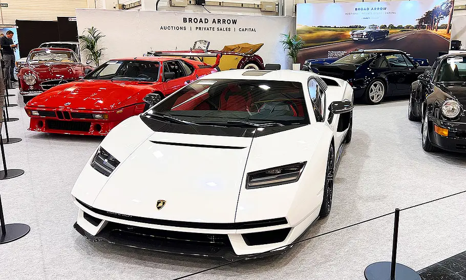 Blick von vorne auf den Lamborghini Countach.