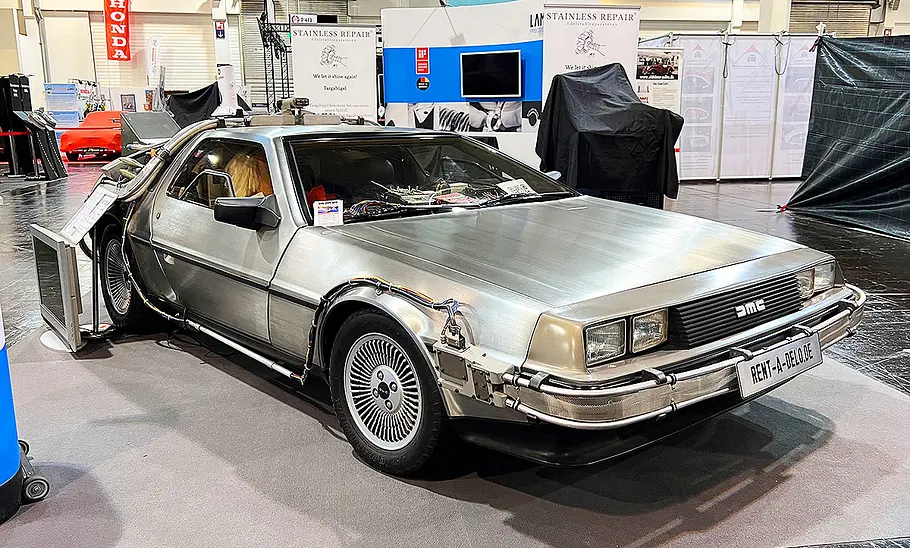 Blick von schräg vorne auf den DMC Delorean.