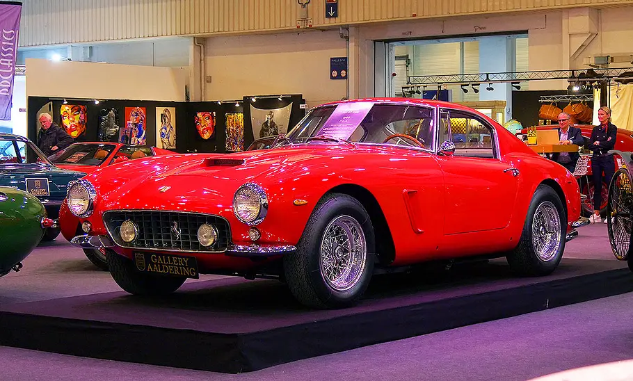 Blick von schräg vorne auf den Ferrari 250 GT SWB.