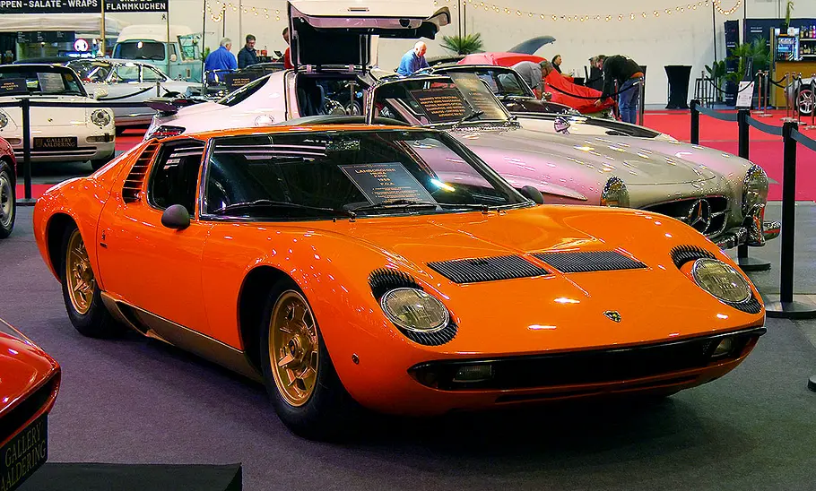 Blick von schräg vorne auf den Lamborghini Miura.