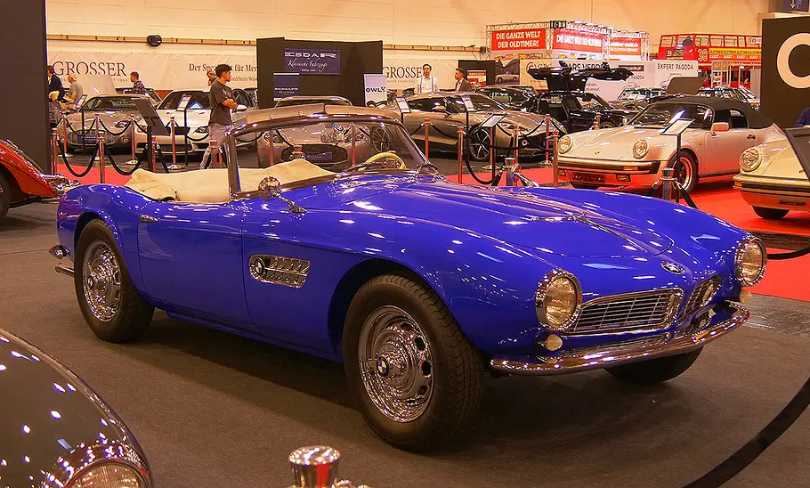 Blick von schräg vorne auf den BMW 507.