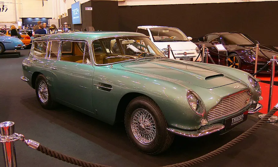 Blick von schräg vorne auf den Aston Martin DB6 Shooting Brake.