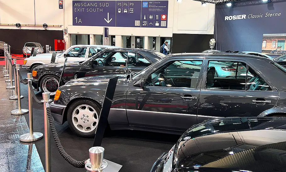 Blick von der Seite auf den Mercedes 500 E.