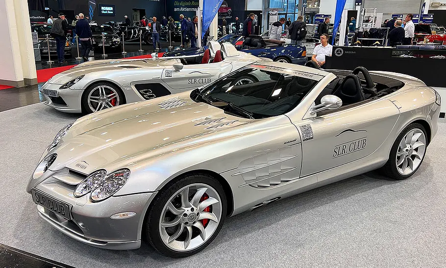 Blick von schräg vorne auf den Mercedes SLR McLaren.