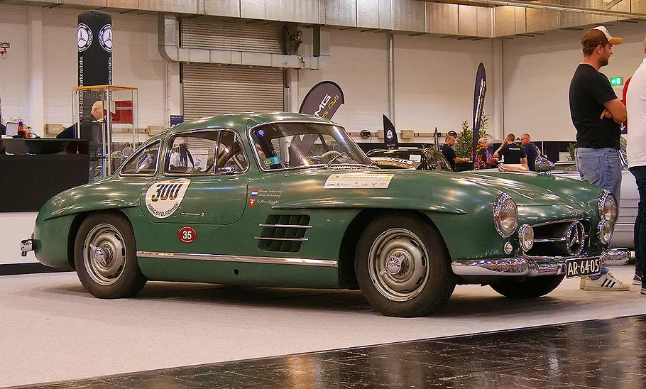 Blick von der Seite auf den Mercedes 300 SL.